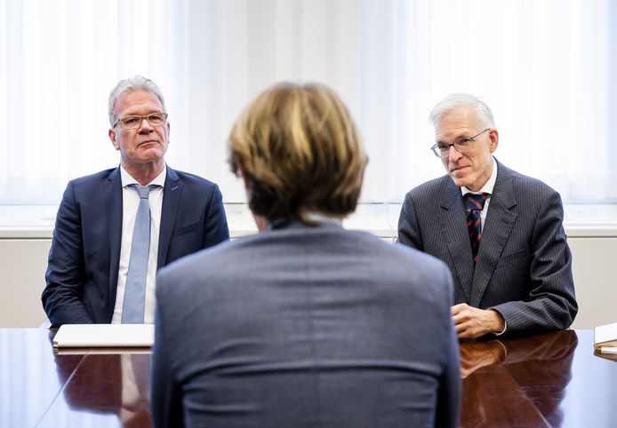 Oud-informant Kim Putters in gesprek met de nieuwe informanten Richard van Zwol en Elbert Dijkgraaf.