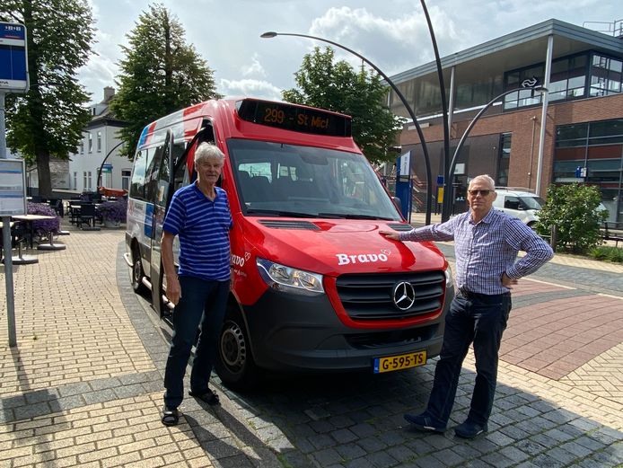 Chauffeurs Frans Daniëls (links) en André Leermakers van de buurtbus.