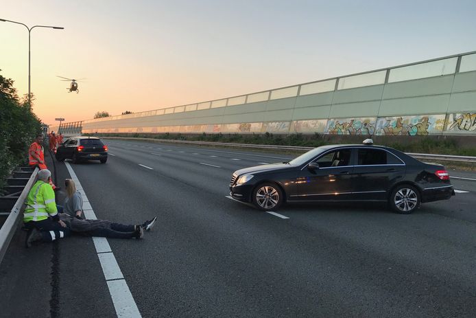 De taxi werd meerdere keren geramd.