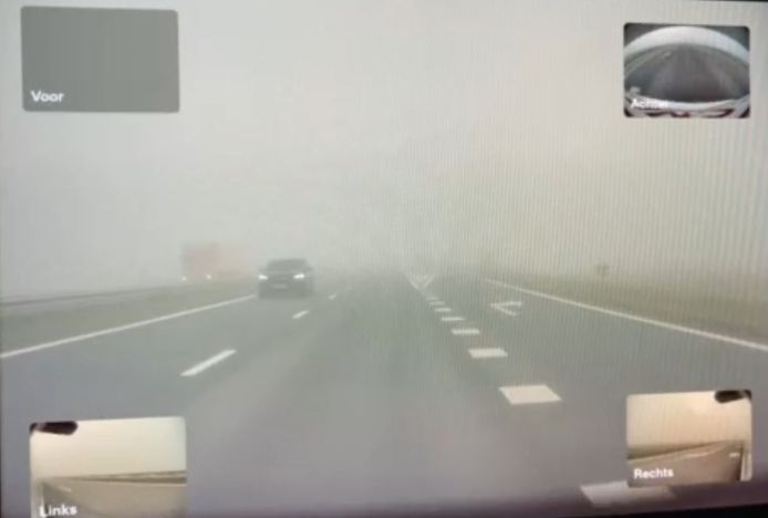 Beeld van de camera in de auto van Glen. De vrachtauto rijdt aan de juiste kant van de middenberm, de personenauto zeker niet.