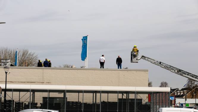 Brand op dak winkelcentrum Walburg in Zwijndrecht, vlammen snel onder controle