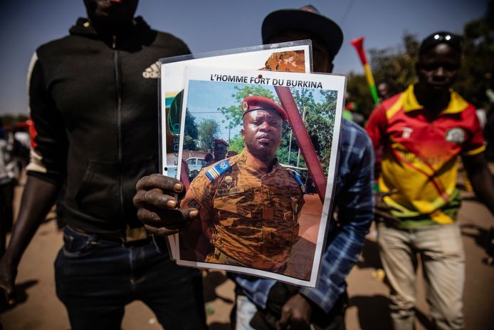 Des manifestants exhibant une photo de Paul-Henri Sandaogo Damiba, du Mouvement patriotique pour la sauvegarde et la restauration (MPSR).