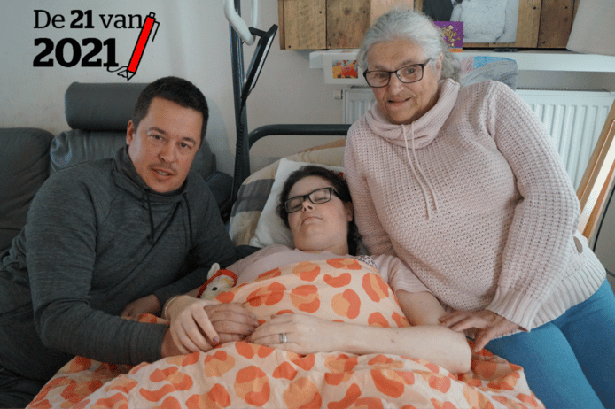 Jurgen Vuylsteke en Betty Caster bij het bed van hun vrouw en dochter Melissa Dezitter.