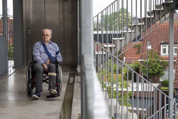 Bewoner Theo Marbus zit in een rolstoel en is dus afhankelijk van de liften in het Riethuys als hij de deur uit wil.