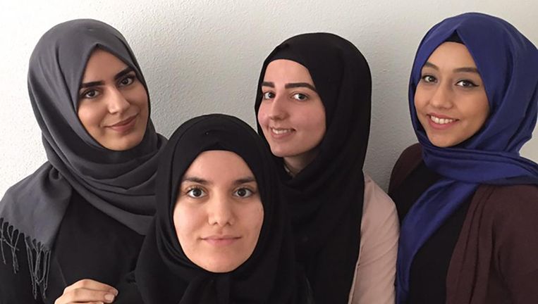 Rabia Yildiz en haar vriendinnen. Beeld     