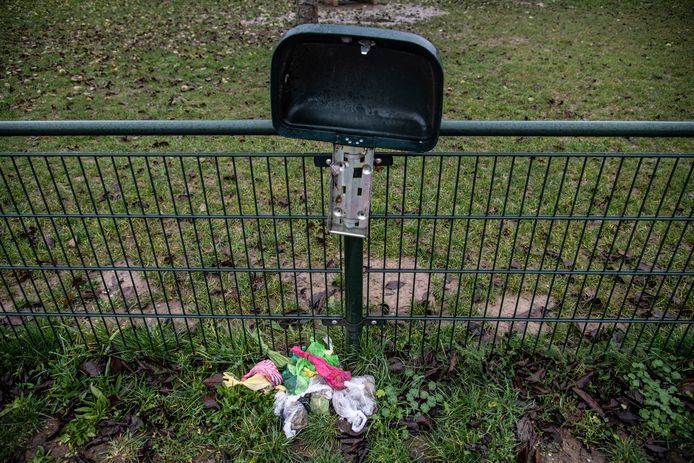 Poepbakken Zitten Dicht Dus Stapelen De Hondendrollen Zich Op Kleine Minderheid Heeft Schijt Aan De Regels Nijmegen Gelderlander Nl