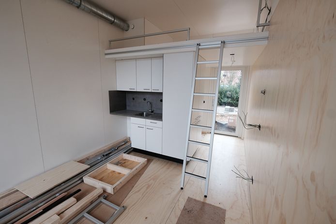 Een blik in het Varsseveldse tiny house tijdens de plaatsing.