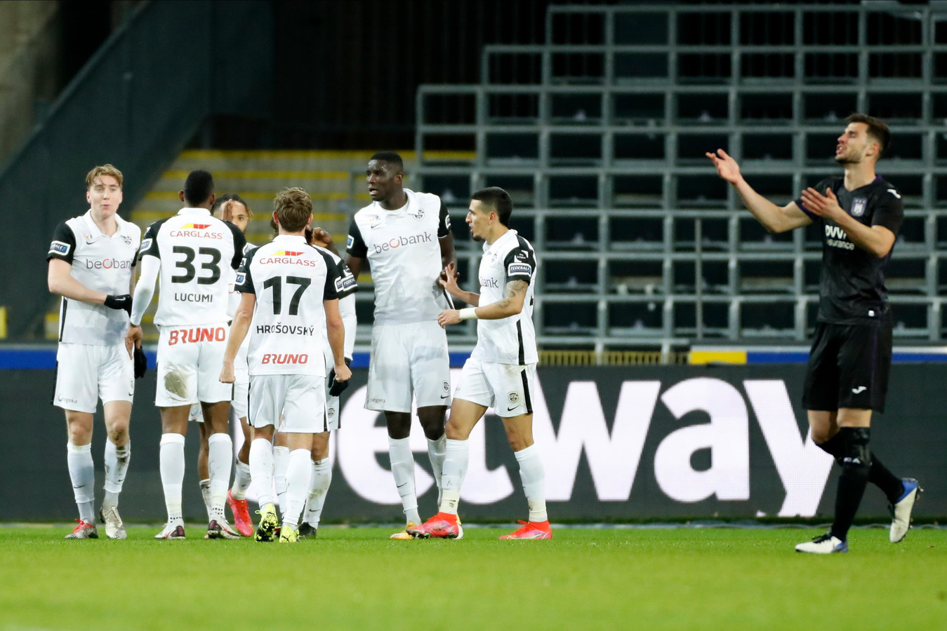 Tienkoppig Genk plaatst zich ten koste van Anderlecht voor ...