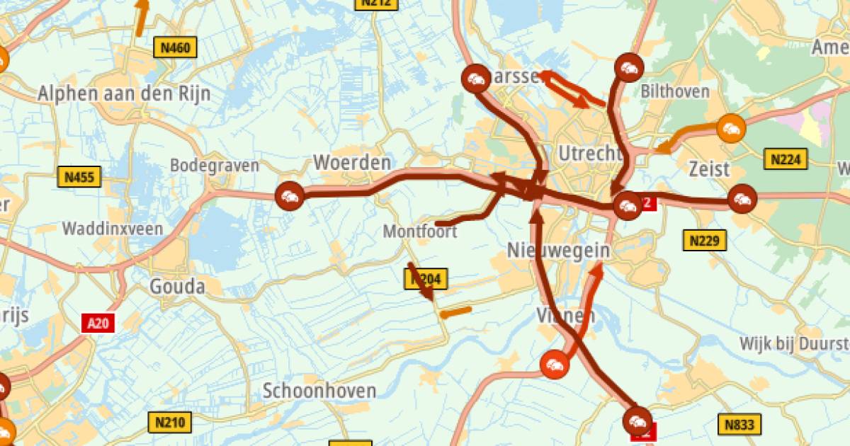 Verkeersinfarct rond Utrecht door twee ongelukken; Rijkswaterstaat adviseert reis uit te stellen.