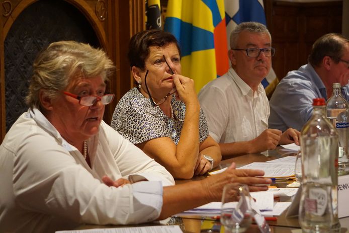 Schepen Lilianne Pylyser Dewulf, burgemeester Janna Rommel-Opstaele en schepen Michel Landuyt tijdens een gemeenteraadszitting