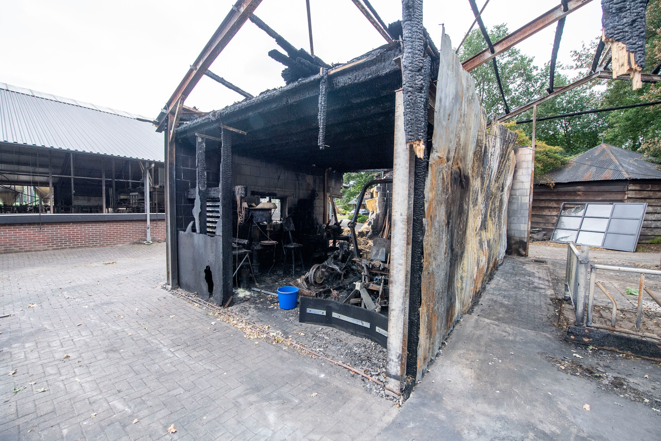De brand ontstond vermoedelijk aan de voorkant van de schuur in de werkplaats met gereedschap. De oorzaak blijft onbekend.