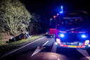In Tilburg kwam woensdagnacht een auto op de kop in een droge greppel terecht. De bestuurder raakte gewond.