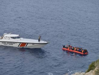 Schip met 87 migranten dobbert al dagenlang rond voor snikhete kust