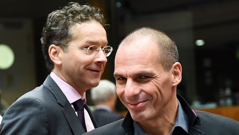 Minister van Financiën en voorzitter van de Eurogroep Jeroen Dijsselbloem (links) en de Griekse minister van Financiën Yanis Varoufakis Beeld AFP