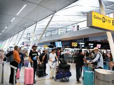 Luchtvaartmaatschappijen slepen ministerie voor de rechter wegens krimp Schiphol