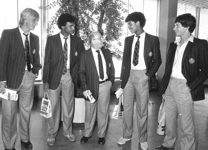 Bondscoach Kees Rijvers (derde van links) spreekt met de nieuwkomers in zijn selectie op Schiphol.  Van links naar rechts: Wim Kieft, Ruud Gullit, Frank Rijkaard en Erwin Koeman.