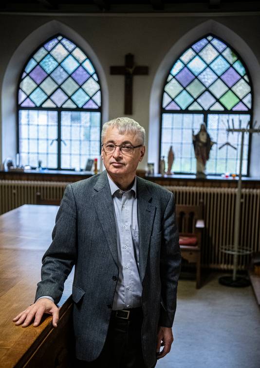 Martin Claes in de sacristie van de Antonius Abtkerk in Wijchen.