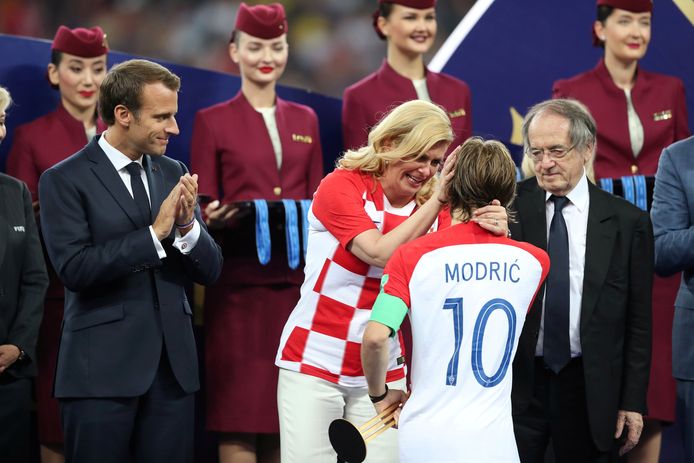 De Kroatische president Kolinda Grabar-Kitarovic troost Luka Modric.