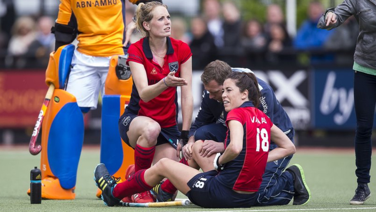 Naomi van As is hard in botsing gekomen met Lizzy Koeton. Beeld anp