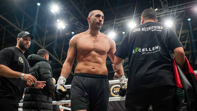 Badr Hari tikt tegenstander op de vingers: 'Hij besefte niet hoe gevaarlijk houding fans was’