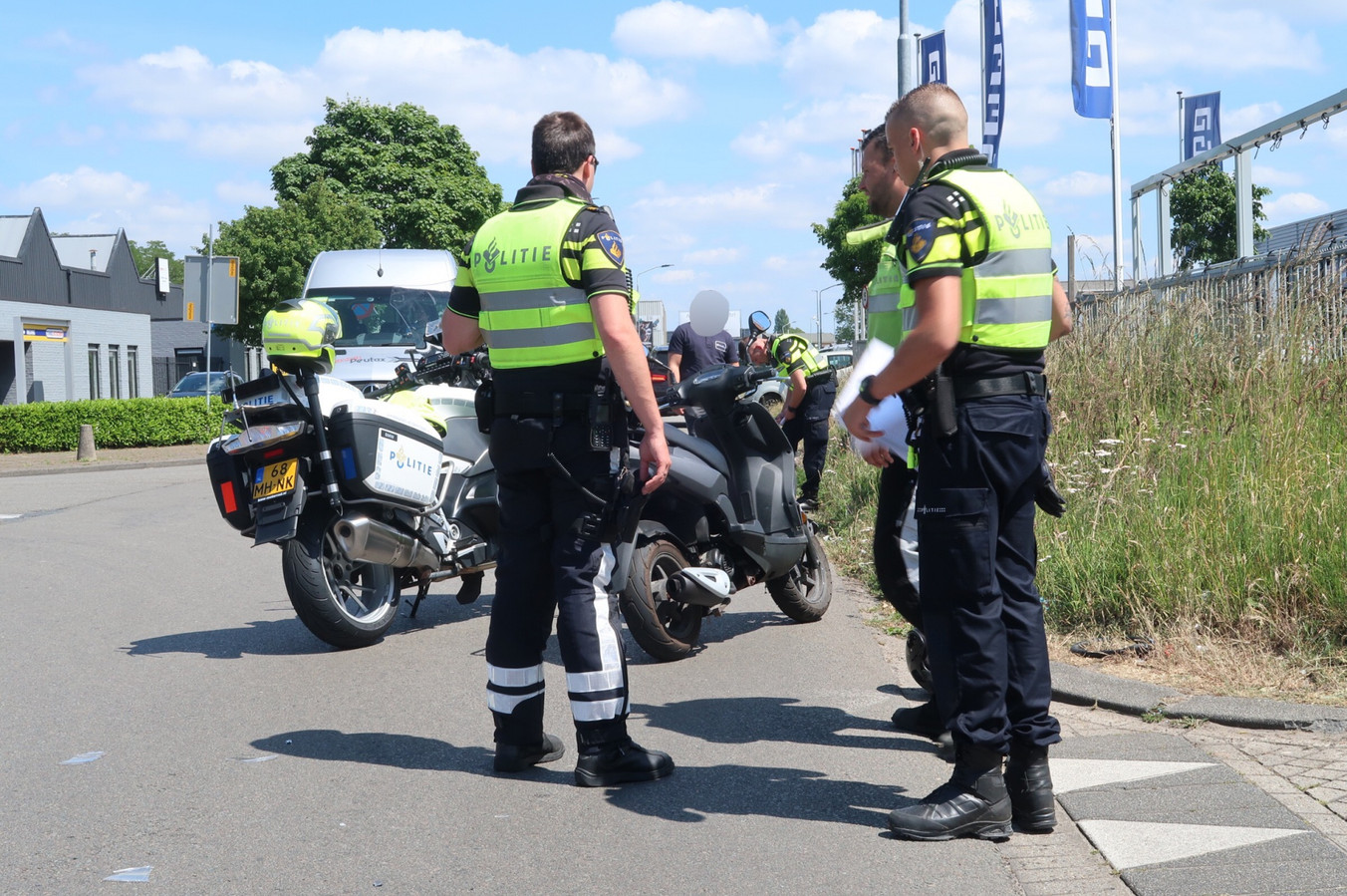 Buschauffeur Ziet Scooterrijder Over Het Hoofd En Rijdt Hem Aan In 