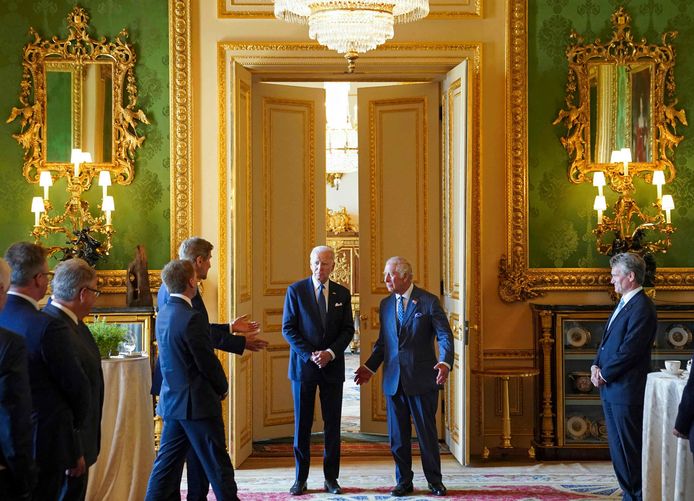 De Amerikaanse president Joe Biden bezoekt de Britse koning Charles III in het kasteel van Windsor.