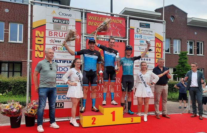 Coen Vermeltfoort, Bart Lemmen en Stijn Daemen staan op het podium in Bergeijk.