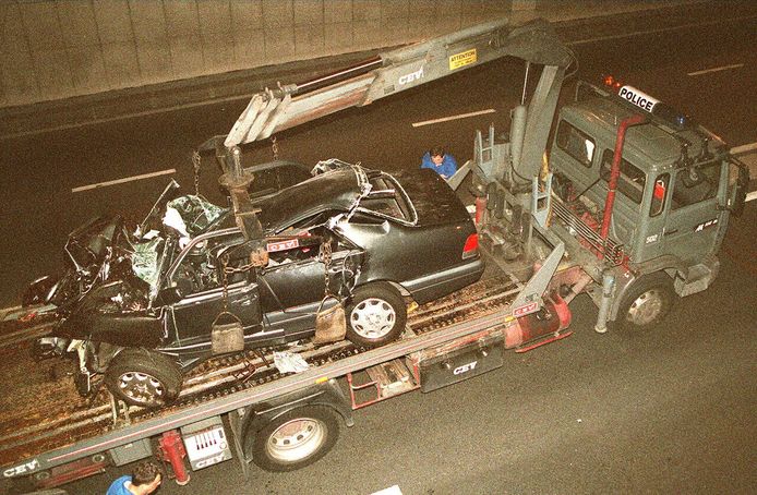 De auto van prinses Diana wordt uit de tunnel gesleept.