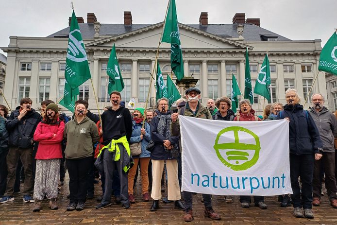 Met een zwarte klever over hun mond wilden de tientallen actievoerders van Natuurpunt duidelijk maken dat de natuurorganisatie volgens hen "monddood" wordt gemaakt in het lopende overleg tussen de Vlaamse regering en de grote landbouworganisaties.