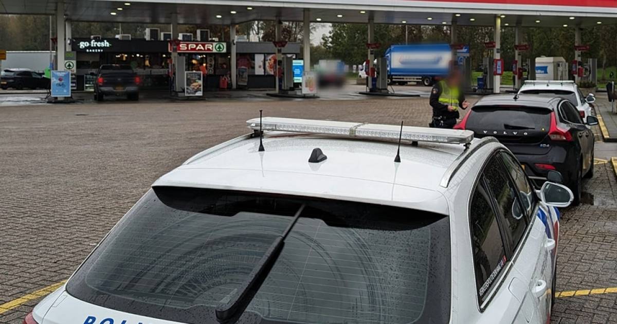 Agenten kijken verbaasd op tijdens rijles: ‘jonge verkeershufter’ in Volvo haalt ze met ruim 200 km/u in | Binnenland