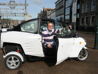 Han (76) kan overal naartoe dankzij blitse driewielige bromfiets: “Hij rijdt zo leuk, leunt met je mee in de bochten!”