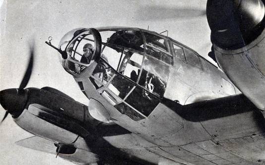 Een boordschutter in de neuskoepel van een Heinkel He 111.