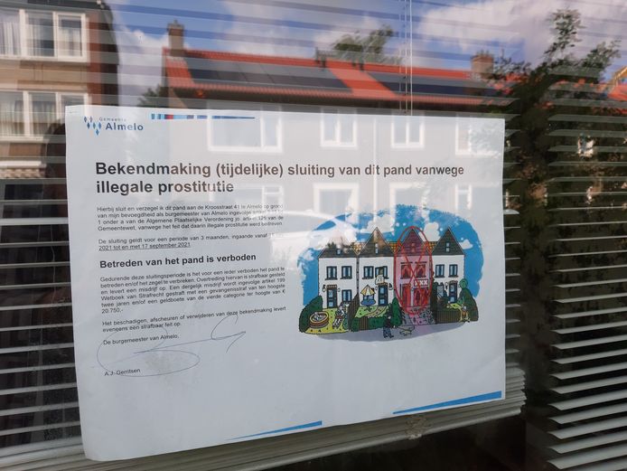 Duidelijke teksten op het raam van de woning aan de Kroosstraat.