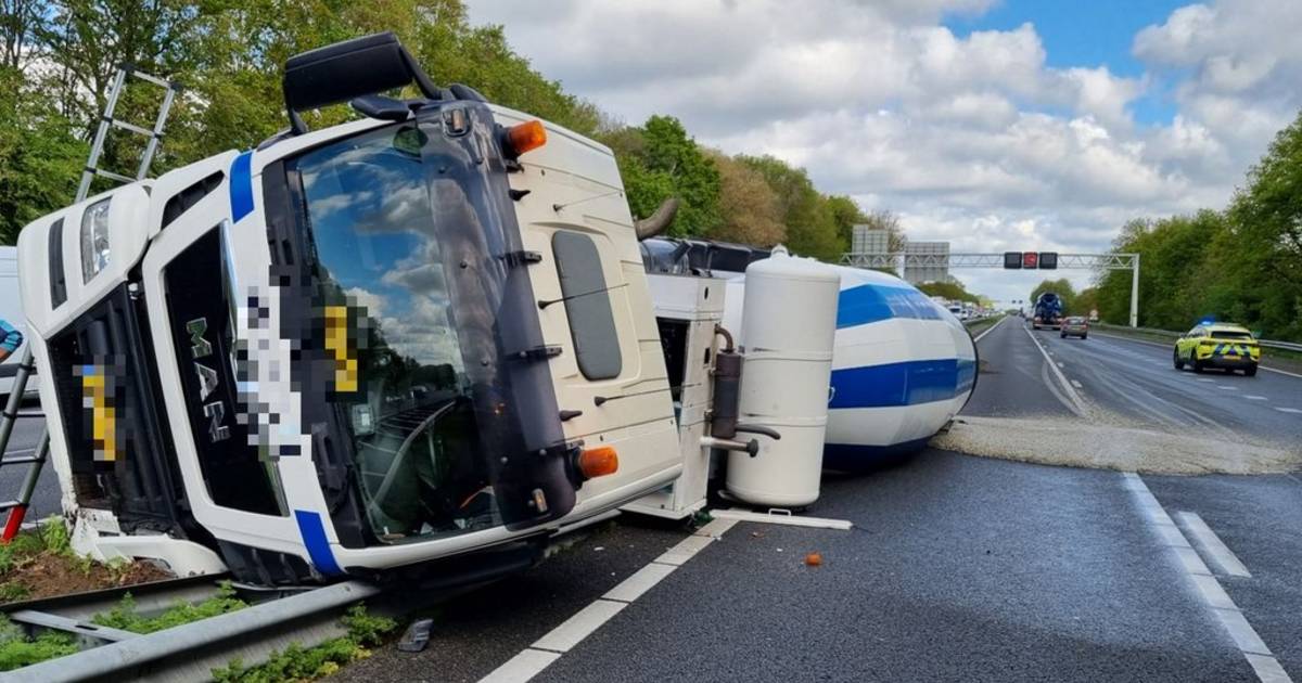 A2 bij Maasbracht weer in beide richtingen deels open na ongeluk