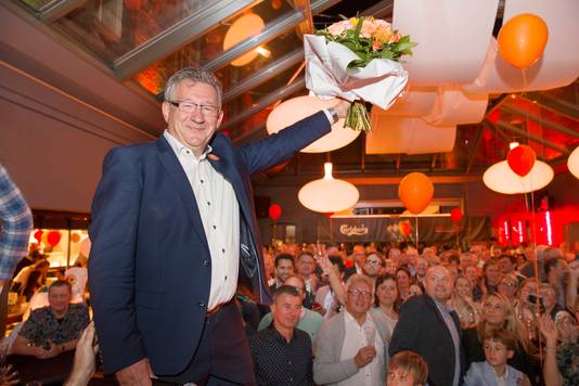 CD&V-lijsttrekker Dirk De fauw stoot Renaat Landuyt van de burgemeestersstoel in Brugge en neemt zelf de sjerp op.