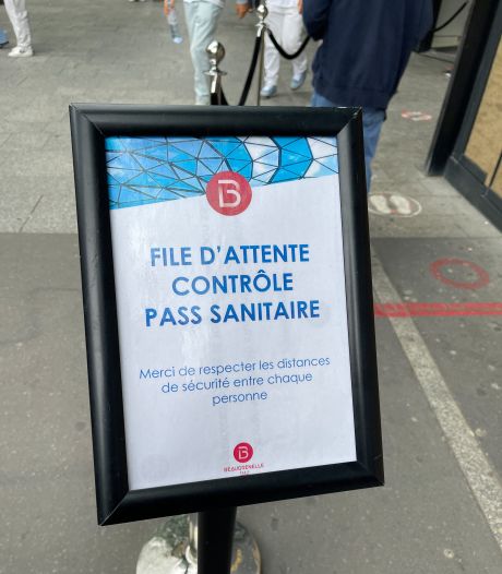 France: le pass sanitaire suspendu dans certains centres commerciaux