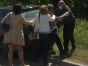 Deux élus en viennent aux mains en France après l’enfarinage d’un président de Région