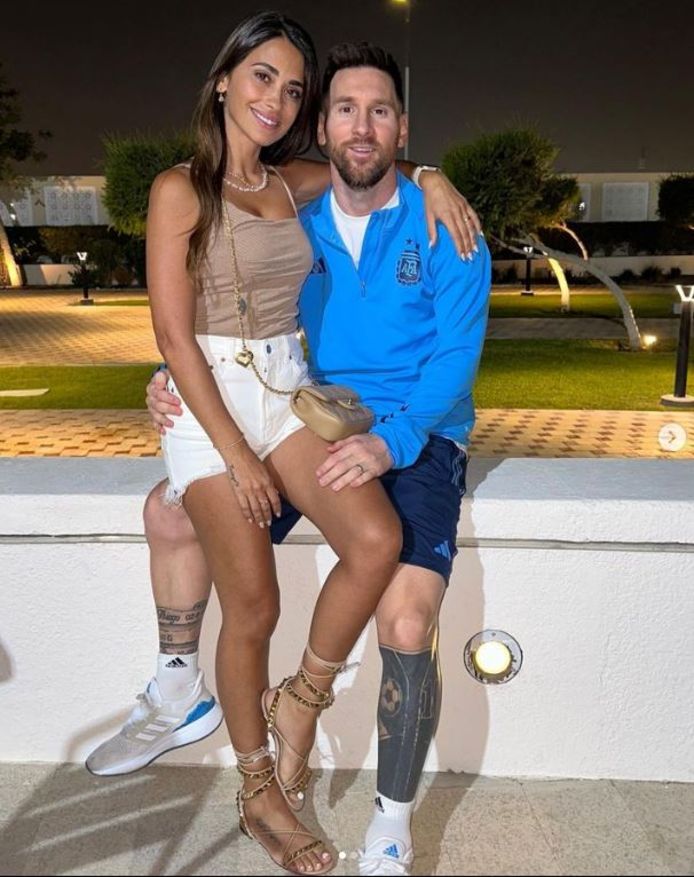 Messi met Antonela in Qatar.