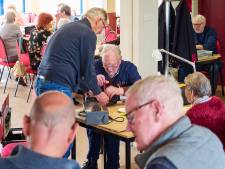 Piet (80) repareert nog steeds koffiezetapparaten bij het repaircafe