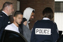 Karim Benzema est mis en examen notamment pour "complicité de tentative de chantage", avec interdiction de rencontrer Valbuena. Quatre hommes, dont Karim Zenati, ont aussi été mis en examen et écroués.