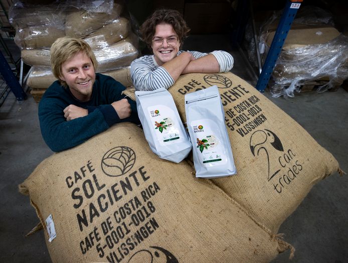Ben Flikweert (links) en Miles Bühlmann verkopen met hun bedrijf 2CanTrades koffie van een Costa Ricaanse boer: Café Sol Naciente.