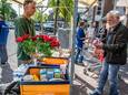 Voor de Jumbo supermarkt in Hapert staan leden van de cast van openluchtspektakel 'Elisabeth, de rebelse roos' voor een actie ten bate van de voedselbank.