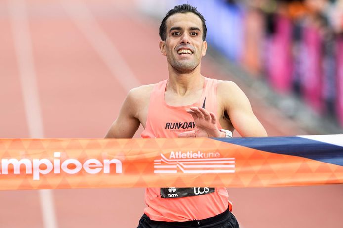 Khalid Choukoud gaat als eerste Nederlander over de finish van de Amsterdam Marathon.