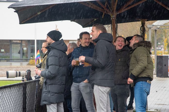 Supporters trouw op post tijdens de zondagochtend match bij Hogerop Kalken.