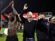Willem II-trainer Peter Maes viert de promotie met zijn stafleden en spelers.