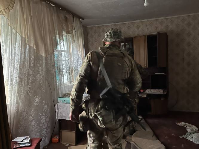 Samen met Oekraïense soldaat terug naar huis na de bezetting: “Pas op, de meeste van mijn buren zijn voor de Russen, wie weet steekt het hier vol mijnen”