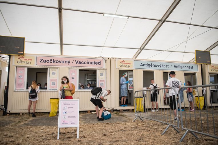 Het Slovaakse muziekfestival Pahoda hield een corona-editie met 1000 festivalgangers.  Beeld Getty Images