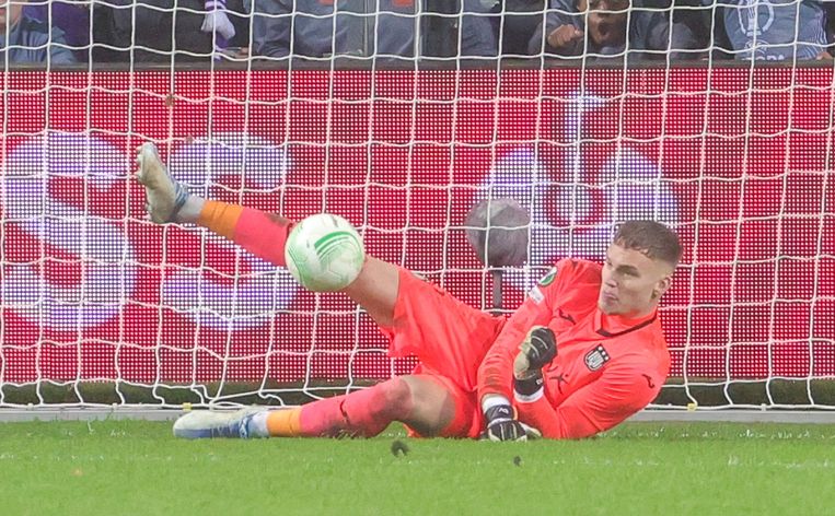 Anderlecht-doelman Bart Verbruggen, opgenomen in de voorselectie van Oranje, hier in actie tijdens de penaltyreeks tegen het Bulgaarse Ludogorets in de Conference League op 23 februari.  Beeld Belga