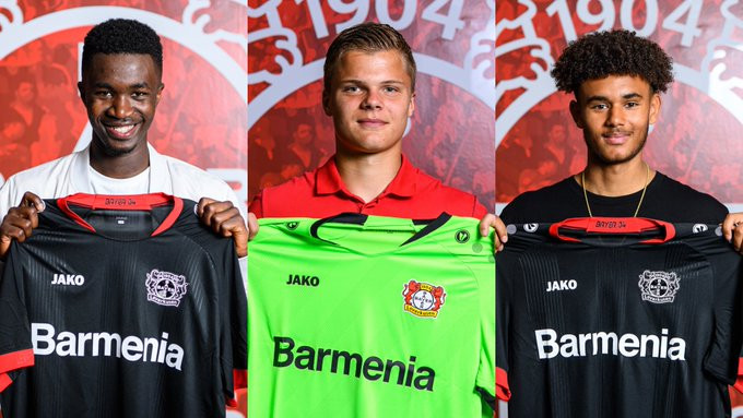 Bayer Leverkusen presenteert naast Abdul Sesay (ex Vitesse) Roy Steur (ex Ajax) en Jordan Zirkzee (ex Feyenoord en broer van Joshua van Bayern München) op het eigen Twitter-kanaal.