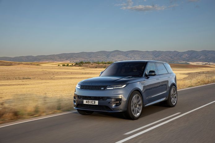 La Range Rover Sport P510e è un ibrido plug-in che combina un motore elettrico con un motore turbo a sei cilindri.